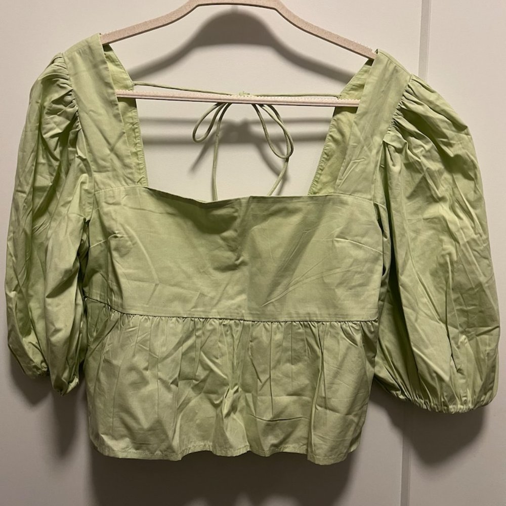 Abercombie women's green cropped shirt